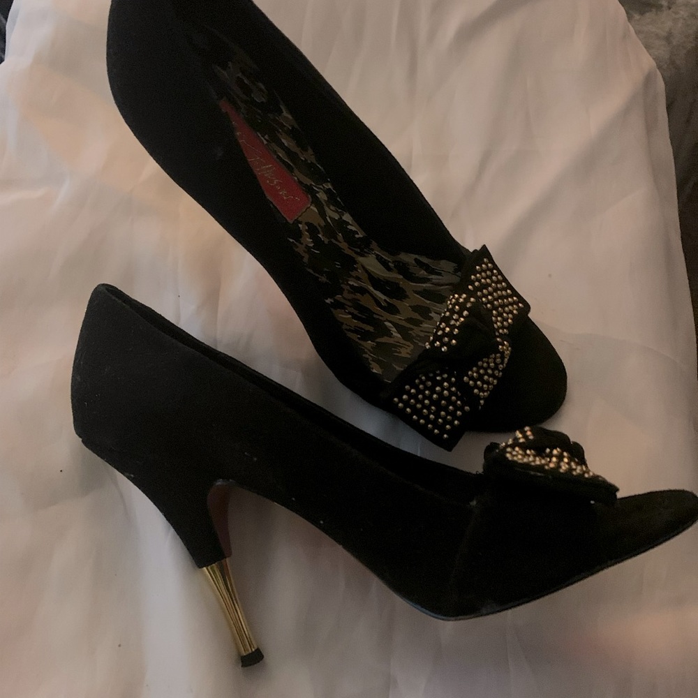 Betsy Johnson Black Suede Pumps